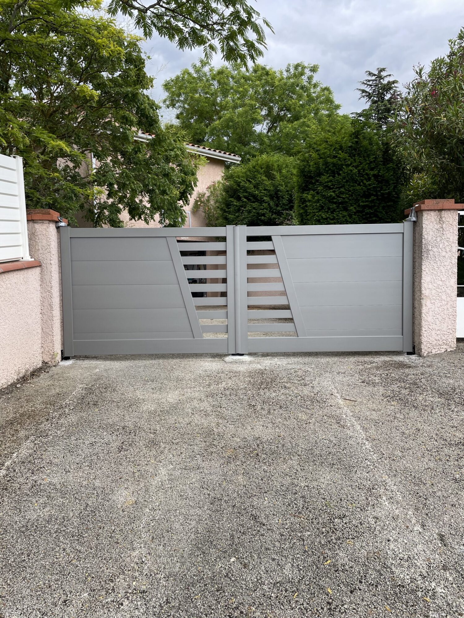 Portail alu gris, menuiserie vente et installation Tarn région toulousaine