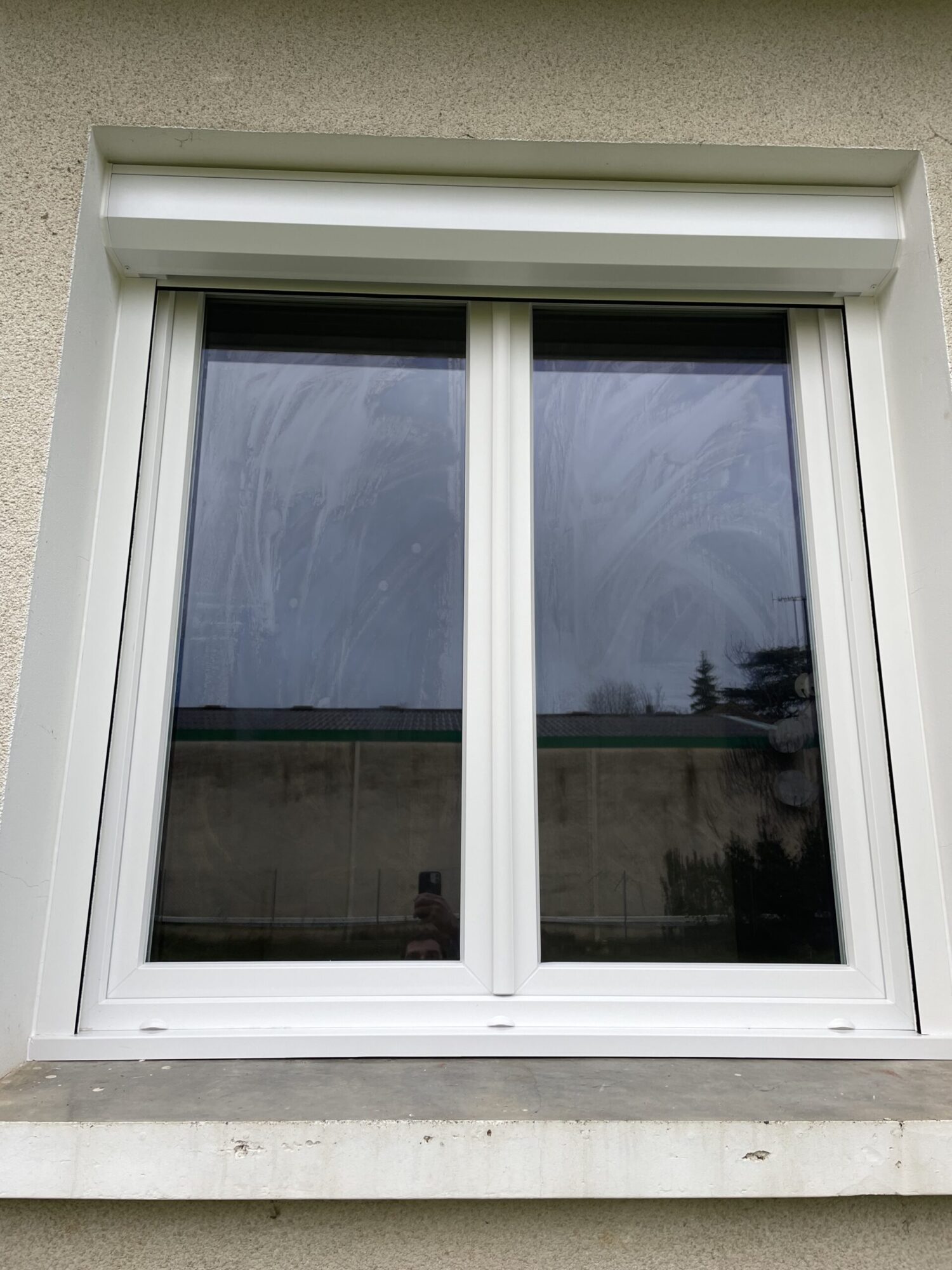 Fenêtre PVC blanche avec volet roulant, menuiserie Tarn région toulousaine